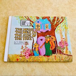 The house in the hole in the side of the tree 🌳